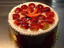 6-9 Kişilik Çilekli Yaş Pasta Premium Gurme Seri